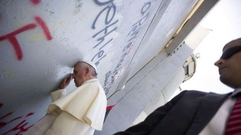 Papa-muro-separa-Belen-Jerusalen_TINIMA20140525_0481_5